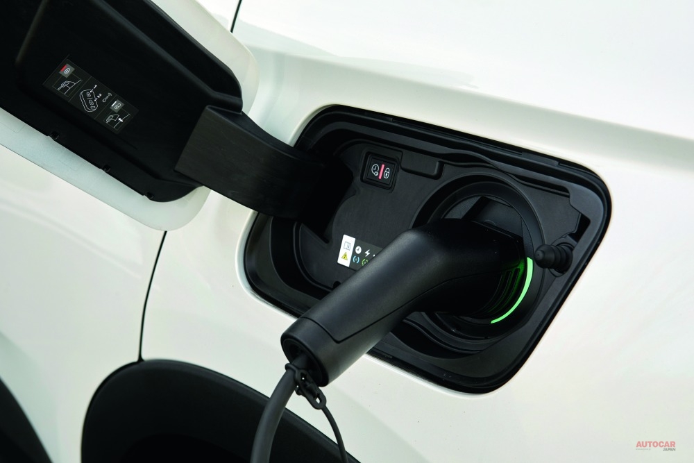 充電ポートは左リアフェンダーに。車載の3.7kWチャージャーを使えば、3時間半でのフル充電が可能。500ポンド(約7万円)の7kWチャージャーなら、その時間を半減できる。