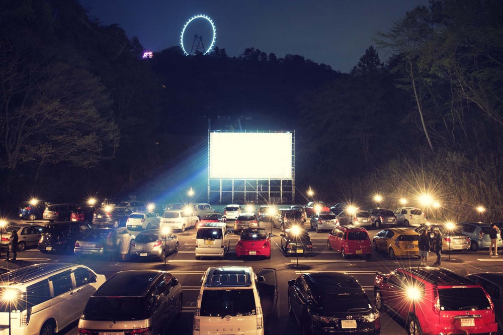 日没とともに駐車場に集まるクルマたち。いまドライブインシアターという映画鑑賞のスタイルが見直されている（写真は過去に開催したときの様子）。
