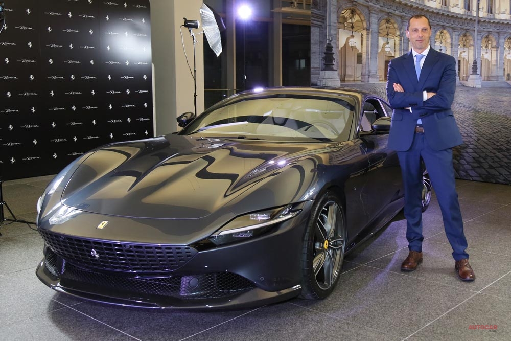 フェラーリ日本法人のフェデリコ・パストレッリ新社長と新型車「ローマ」。