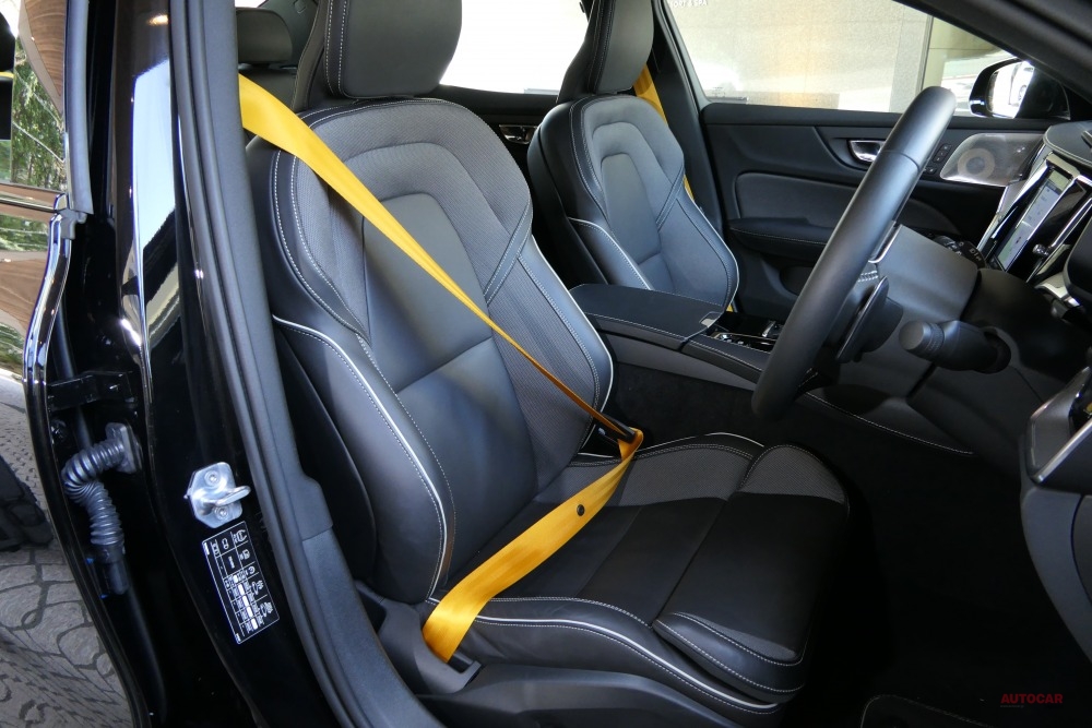 黄色いシートベルトがポールスター・エンジニアードの証。