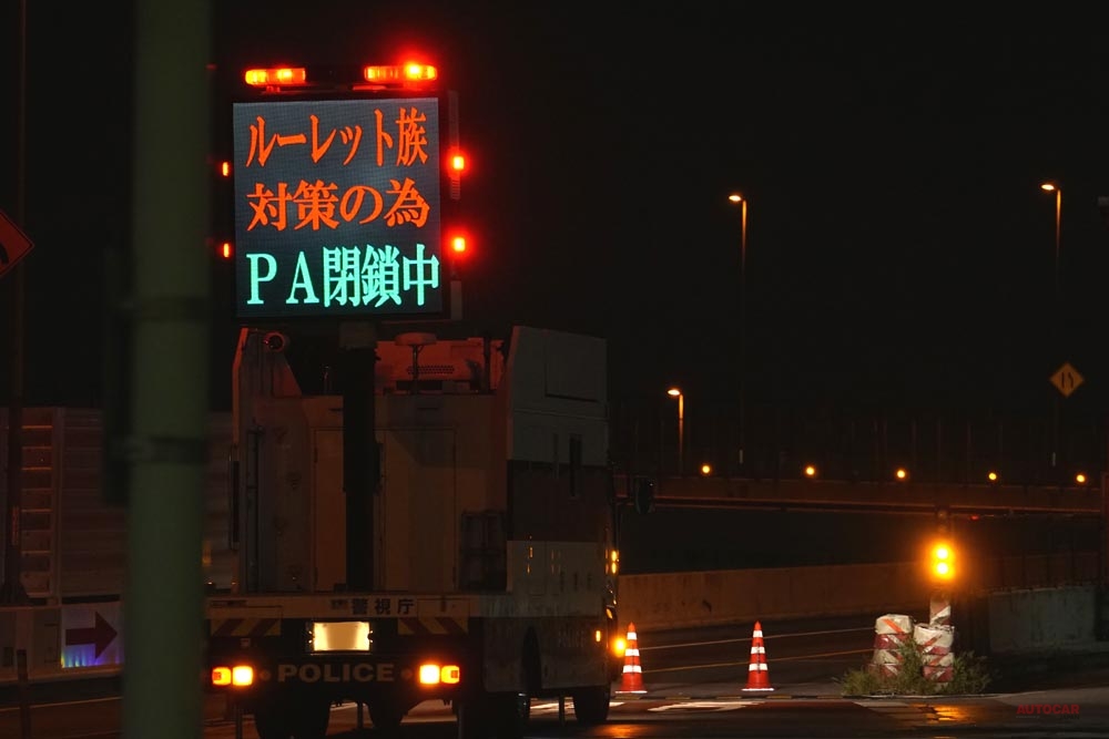 外出自粛の呼びかけで首都圏の高速道路を走るクルマは減っている。首都高ではルーレット族対策でパーキングエリアを閉鎖する動きも。