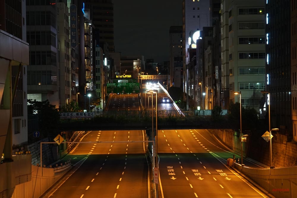 主要高速道路のトラフィックカウンターの計測では、緊急事態宣言の直後の週末に、交通量が約6割も減少している。