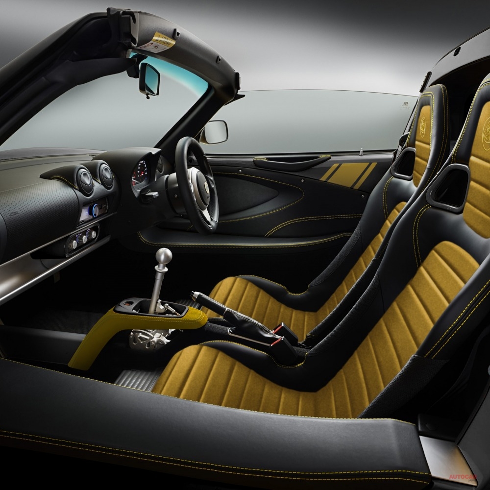 JPSカラーのエリーゼ・クラシック・ヘリテージ・エディションの内装。もちろん黒と金の組み合わせ。