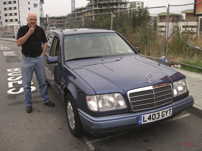 フルームと並ぶのは、彼が2008年、英国版AUTOCARのために1100ポンドで見つけ出した車両だ。