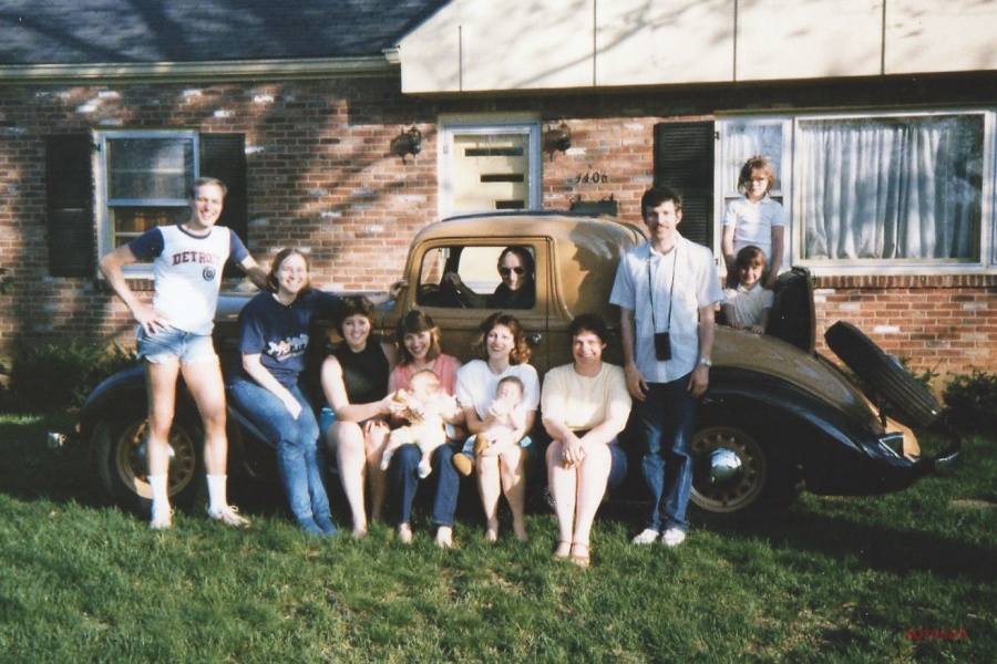 父のドン・パークスと家族と映るレオ・フライング・クラウド 170デラックス・クーペ