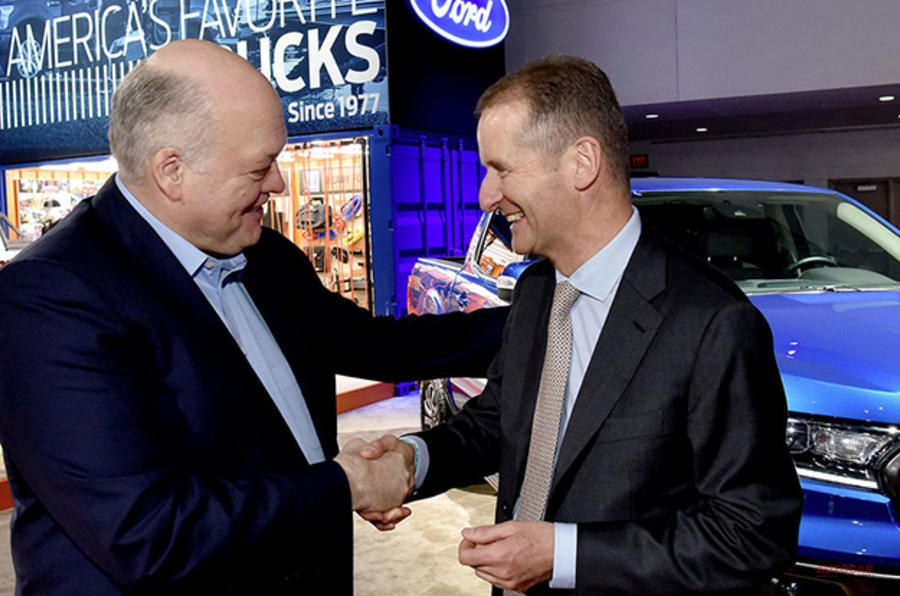 握手を交わすフォードCEOジム・ハケットと、VWグループCEOヘルベルト・ディース(昨年)