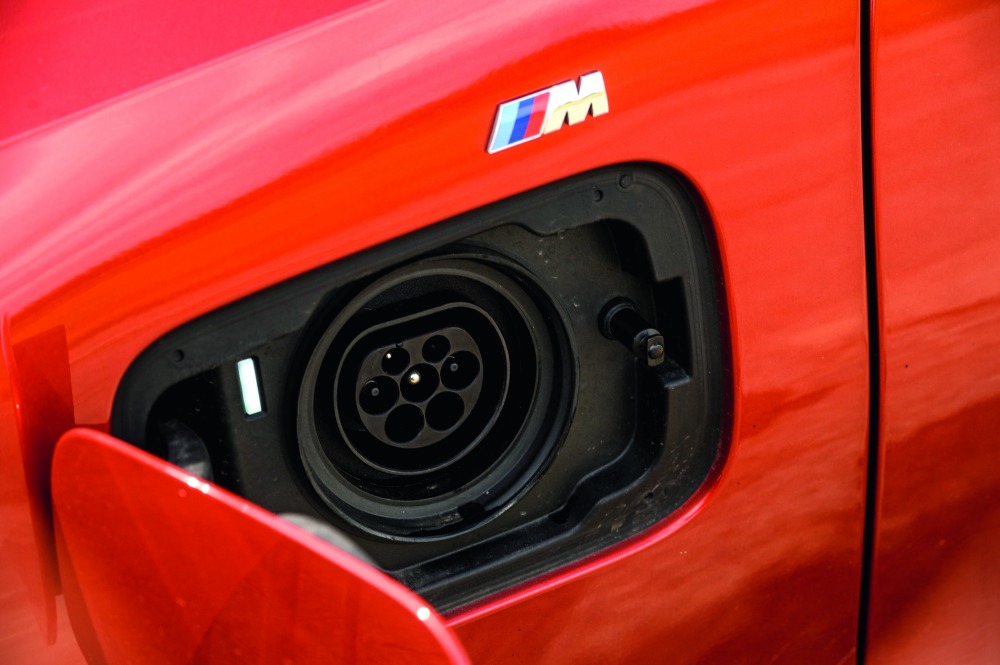 BMWのプラグイン車に共通することだが、充電ポートは左フロントフェンダーに設置。7ピンの充電ケーブルと16A電源でチャージすると、ゼロから80％まで2時間半とかからない。