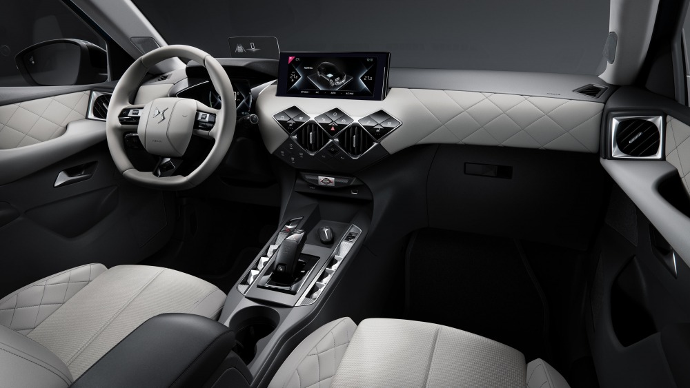 DS 3クロスバックEテンス（欧州仕様）の前席内装。日本仕様は右ハンドル。