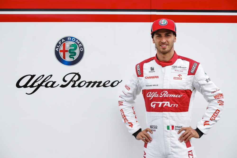 アントニオ・ジョヴィナッツィが、F1 オーストリアGPで着用したレーシング・スーツ。胸もとには「GTAm」のロゴが入った。