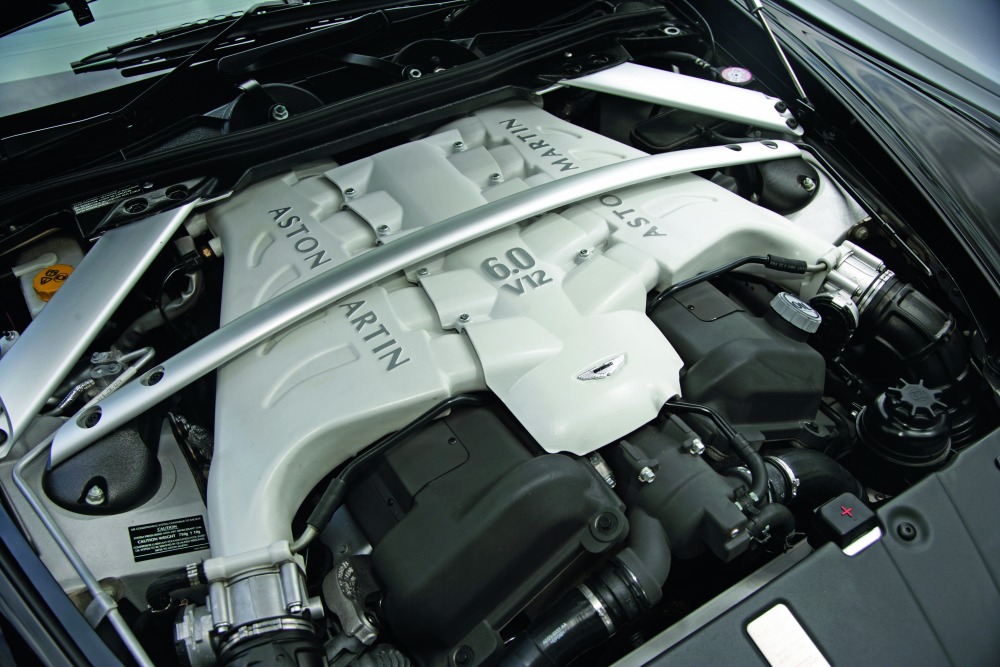 アストン マーティン製6.0L V12