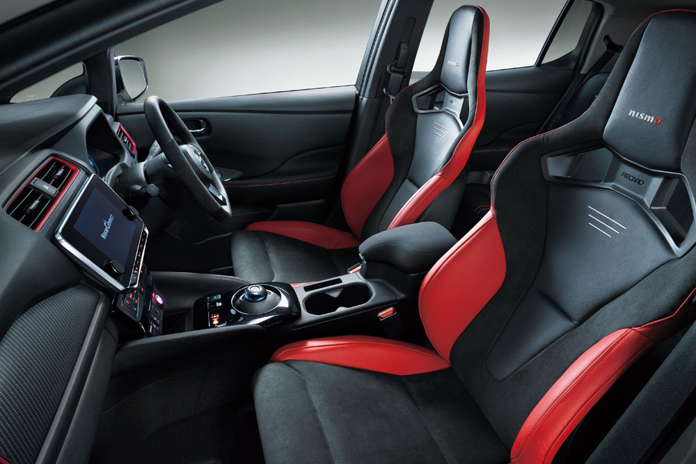 改良型リーフ・ニスモの前席内装。画像は、オプション設定されたNISMO専用チューニングRECARO製スポーツシート（ヒーター付き）装備車。