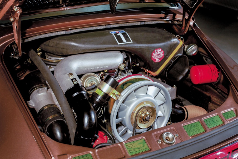 エンジンも新車以上の美しさを放つ。初期モデルにインタークーラーは備わらず、取り付けられるのは1978年モデルから。