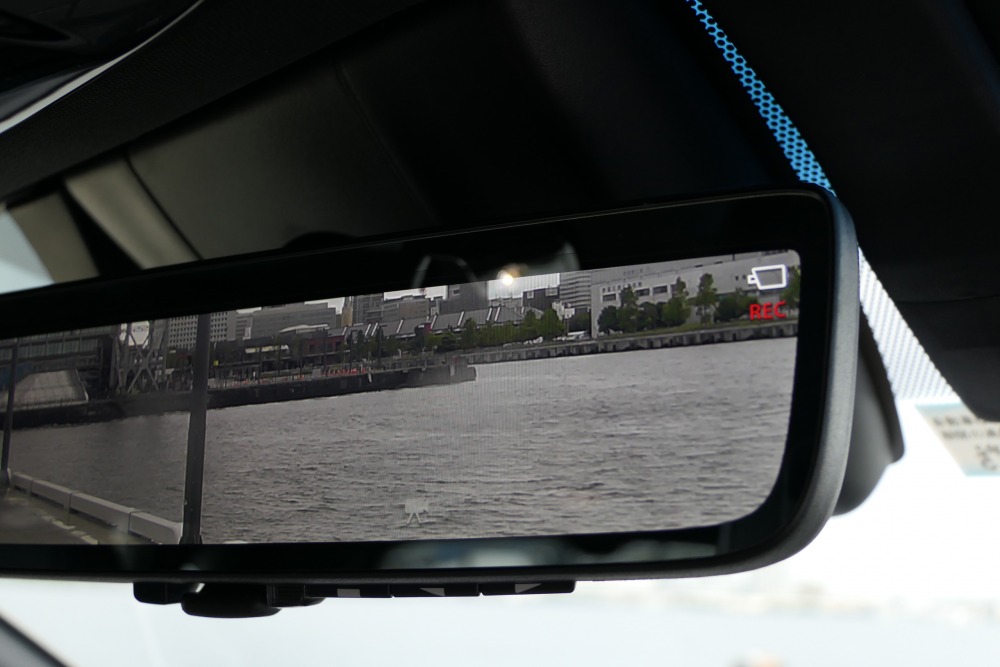 後方が絞り込まれるスタイリングのトヨタ・ハリアーは、全車種にデジタルインナーミラーを設定。なお、前方カメラとミラー用の後方カメラが捉えた走行中の映像を、SDカードに録画できる。