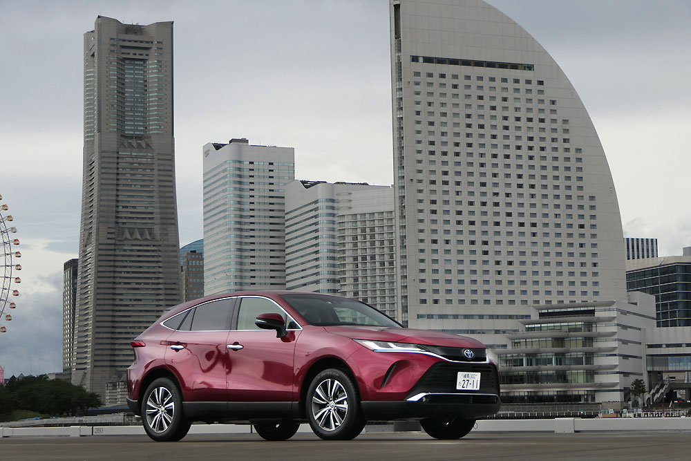 4代目となる現行型ハリアー。志向が異なる顧客には同じプラットフォームのRAV4、新型レクサスNXで囲えるのがトヨタ・グループのSUV戦略の強み。