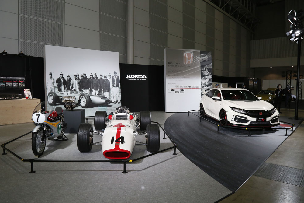 ホンダは往年のF1マシンRA300とロードレーサーRC166で、世界の頂点を極めた時代のマシンを展示。