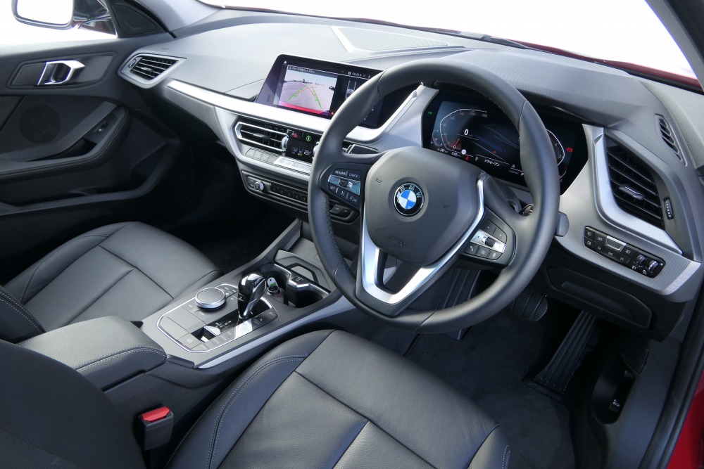 BMW 118iプレイ（378万円）の前席内装。