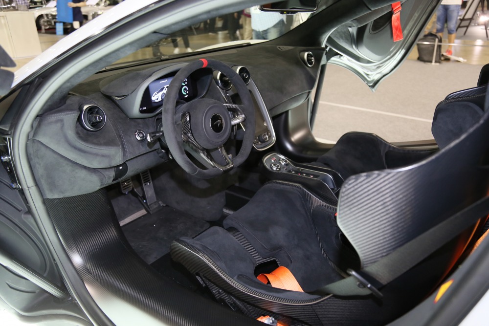 カーボン製の超軽量レーシングシートと、6点式シートベルトが標準装備となる620Rの内装。
