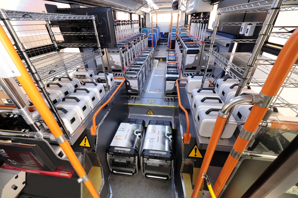 バスに積まれたバッテリーは、可搬型バッテリー「ホンダ・モバイルパワーパック」36個、「LiB-AID E500」20個。