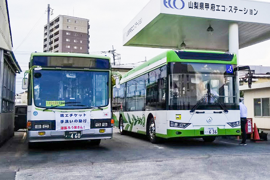 1995年式の現役車両、いすゞ・キュービックと並ぶアルファバスe-City L10。