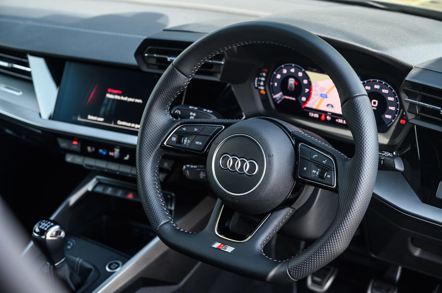 アウディA3スポーツバック35 TFSI Sライン（英国仕様）