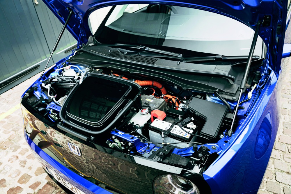 RRレイアウトにより、室内は広く小回りも効く。ただし、コンパクトな割に重量はある。フロントには電力制御システムが搭載される。