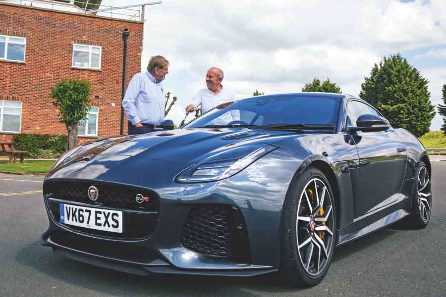 ジャガーFタイプ（英国仕様）