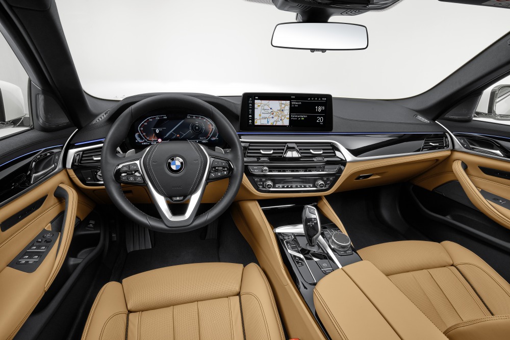 改良新型BMW 540iセダンの前席内装（欧州仕様）