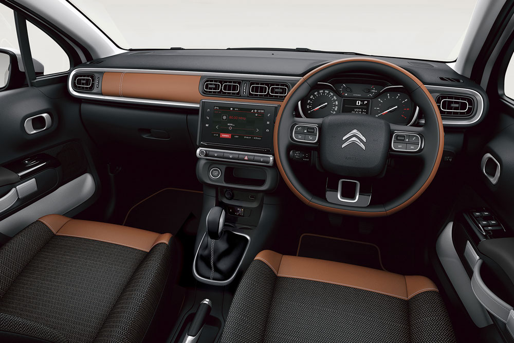 7月16日に発売された特別仕様車「C3キャラメルエディション」と同様のブラウンのテップレザーで内装を仕立てている。