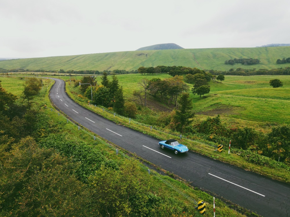 北海道ならではの雄大な光景を楽しみながらドライブを楽しめるのが、トロフェオ・タツィオ・ヌヴォラーリの魅力だ。