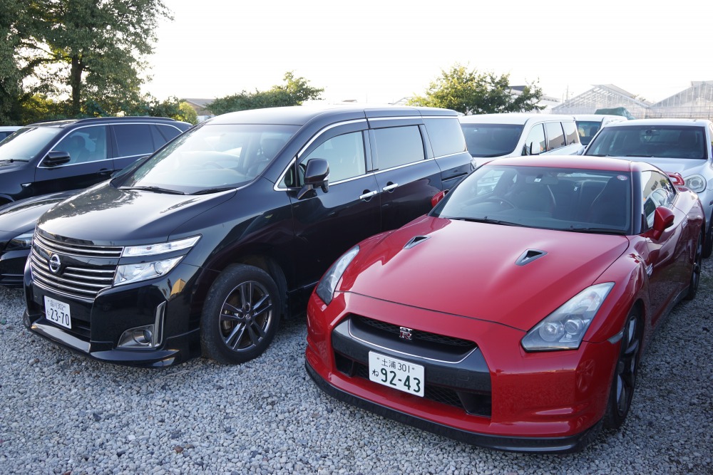 スカイカーシェアの投資に参加した人々の車両。埼玉県川口市にある1000坪もの大規模駐車場にとめている車両たち。