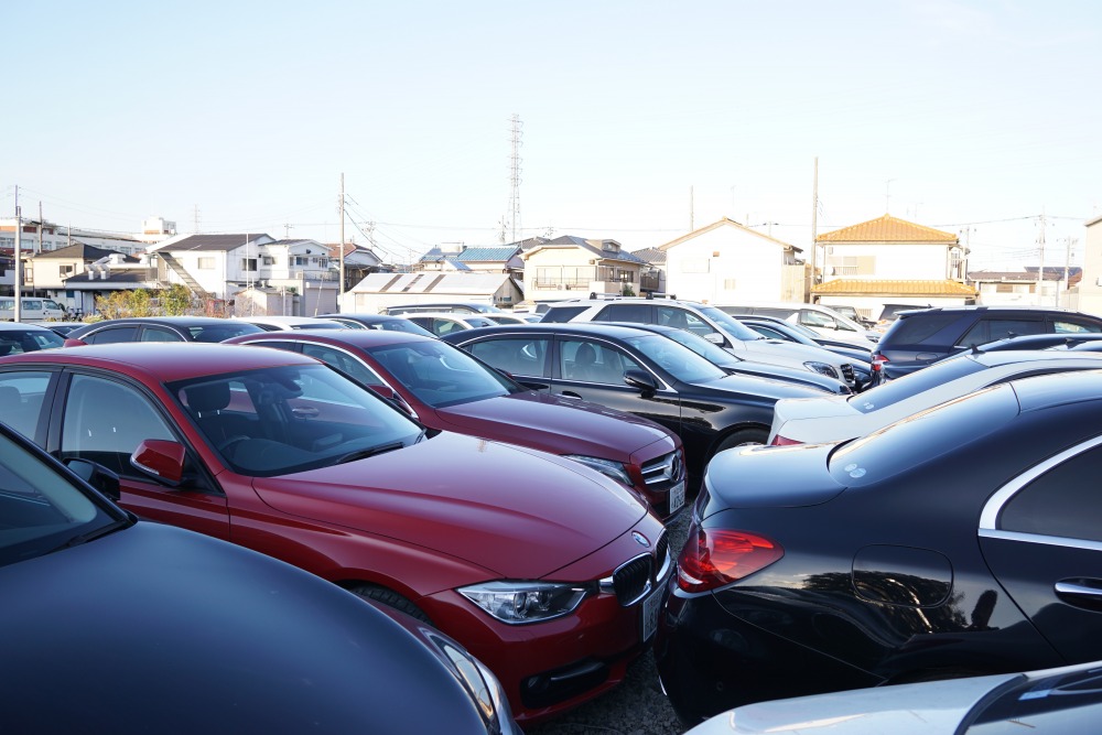 埼玉県川口市にある1000坪もの大規模駐車場である通称「昭和カートン」。2020年撮影。