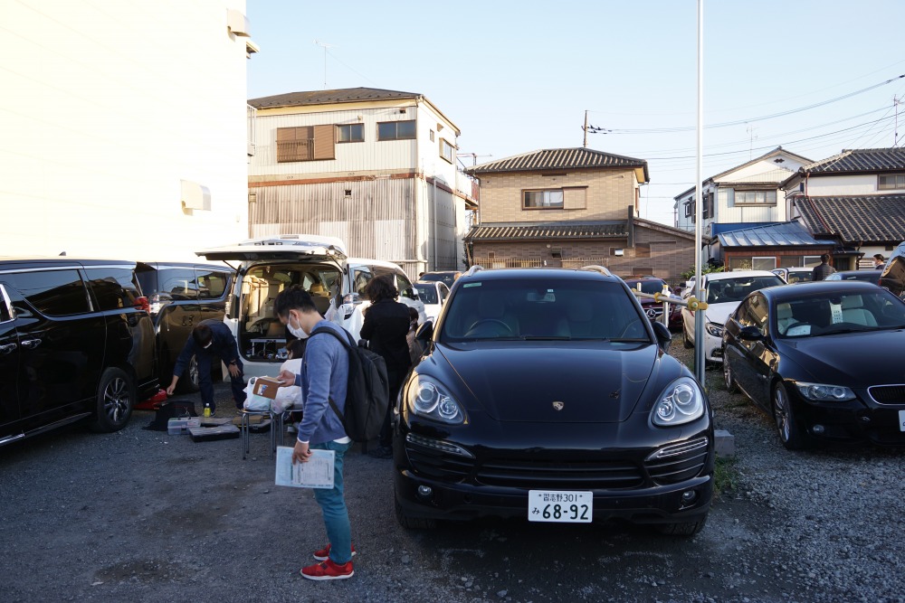 埼玉県川口市内にある通称「昭和カートン」駐車場。10月下旬、続々と投資者が訪れている。