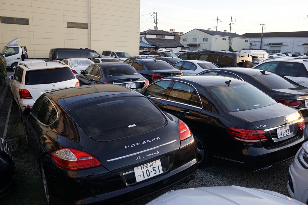 埼玉県川口市内にある通称「昭和カートン」駐車場。10月下旬、続々と投資者が自分のクルマの返還を求め、訪れていた。※現在は閉鎖