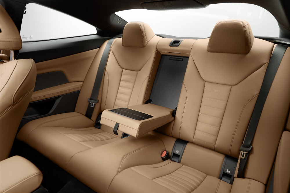BMW新型4シリーズ・クーペの後席内装