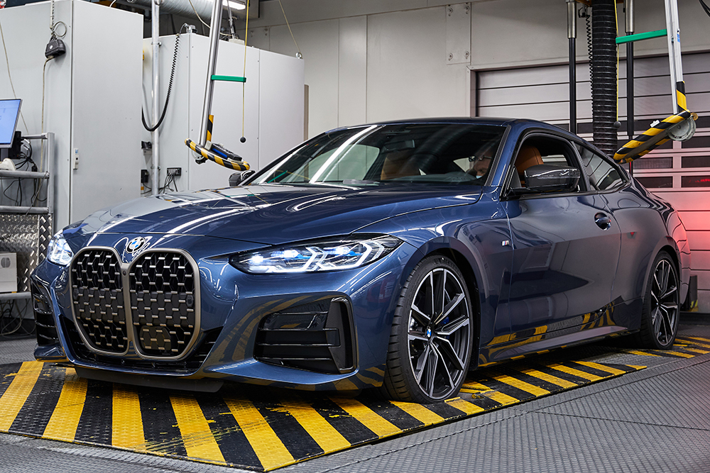 BMWのディンゴルフィン工場で量産が開始された新型4シリーズ・クーペ