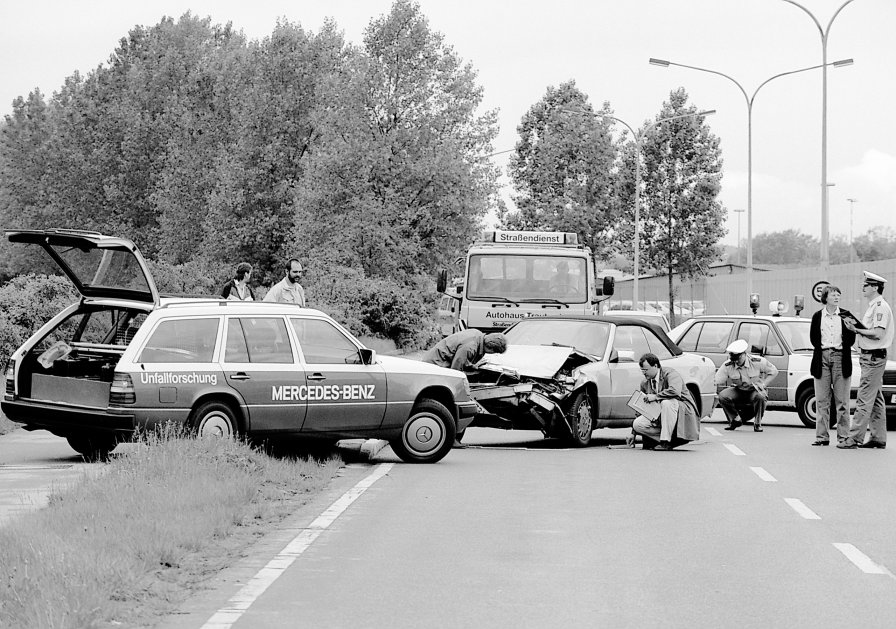 メルセデス・ベンツは、1969年から「メルセデス・ベンツ・アクシデント・リサーチ」という専門部署がある。交通事故の現場に出向いて調査する。