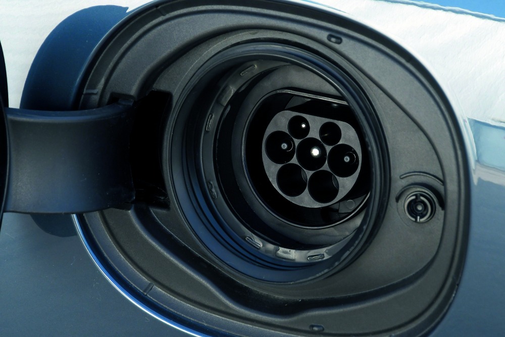 PHEVモデルのV90は、充電ソケットを左側の前輪アーチ直後に備える。充電器のケーブルが短い場合、駐車スペースへ前向きに入れなければならない。