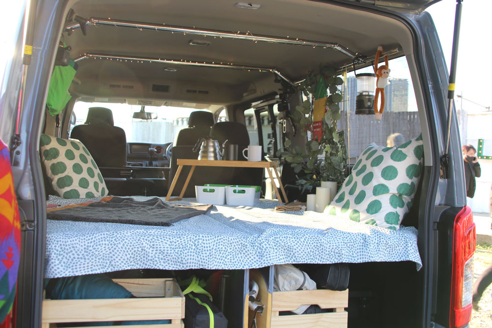車中泊をテーマにした「泊」のブース。日産NV350キャラバンの荷室長を活かした車内泊スペースが誕生。