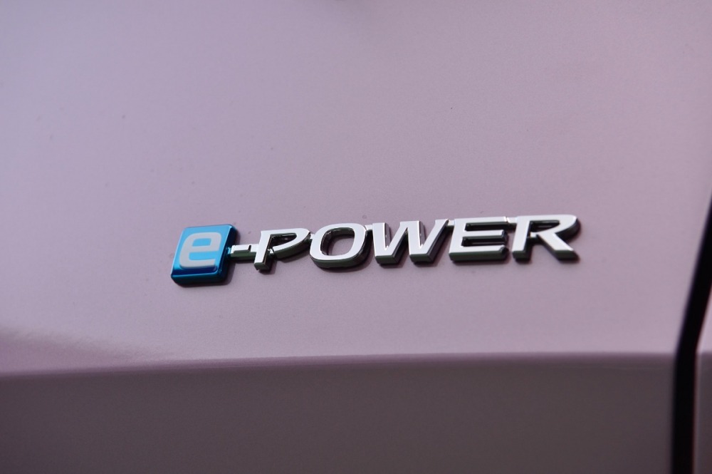 EVはベストセラーカーになることはなく、世間はハイブリッドカーを求めた。遅ればせながら応えたのがノートの「eパワー」だった。