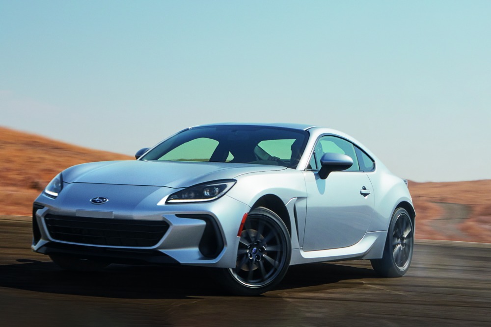 ドリフト走行する新型スバルBRZ（2020年）