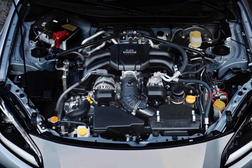 新型BRZに搭載されるエンジンは水平対向4気筒の2.4Lエンジンとなり、従来型よりも400ccの排気量アップ。パワー、トルク共に向上した。