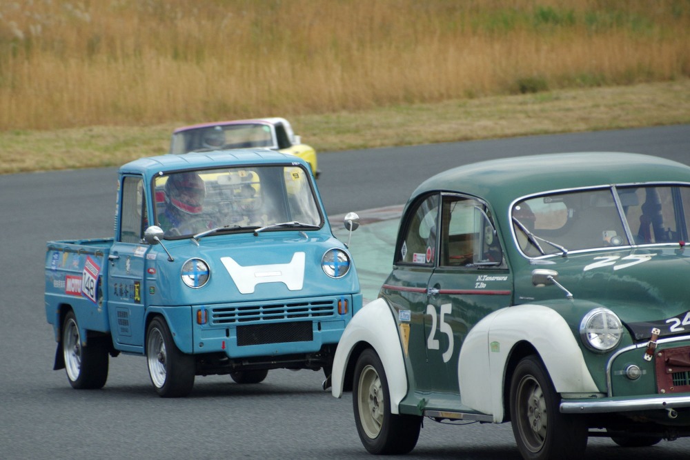 いままでスポーツ走行枠で走っていた2台のホンダT360（1964年と1965年）がレース・カテゴリーに初参戦した。