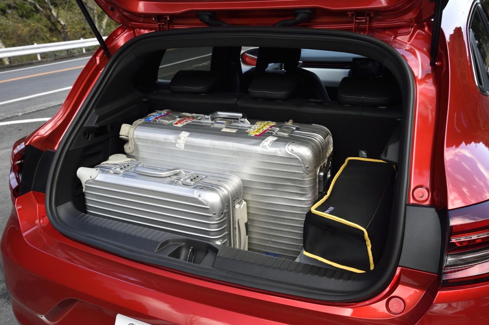 Mサイズのスーツケースを立てて積むと、その手前にボードケースが入る。その脇にはツールボックスなどを詰め込む十分なスペースが。