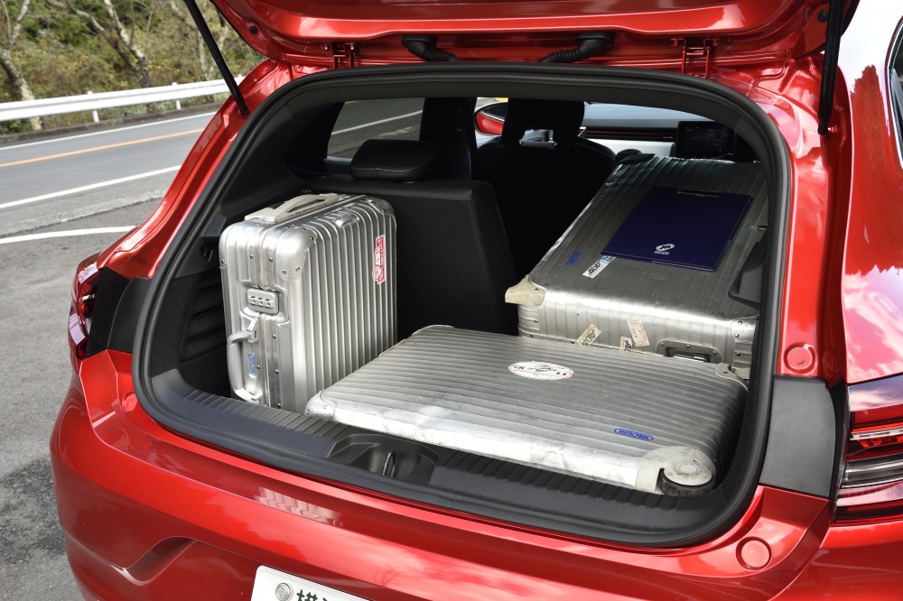 3人乗車時にLサイズとMサイズのスーツケースは寝かせて積むことも可能。手前のMサイズの上にはボードケース1つを置ける。巧みに組み合わせれば、想像以上の広さがある。