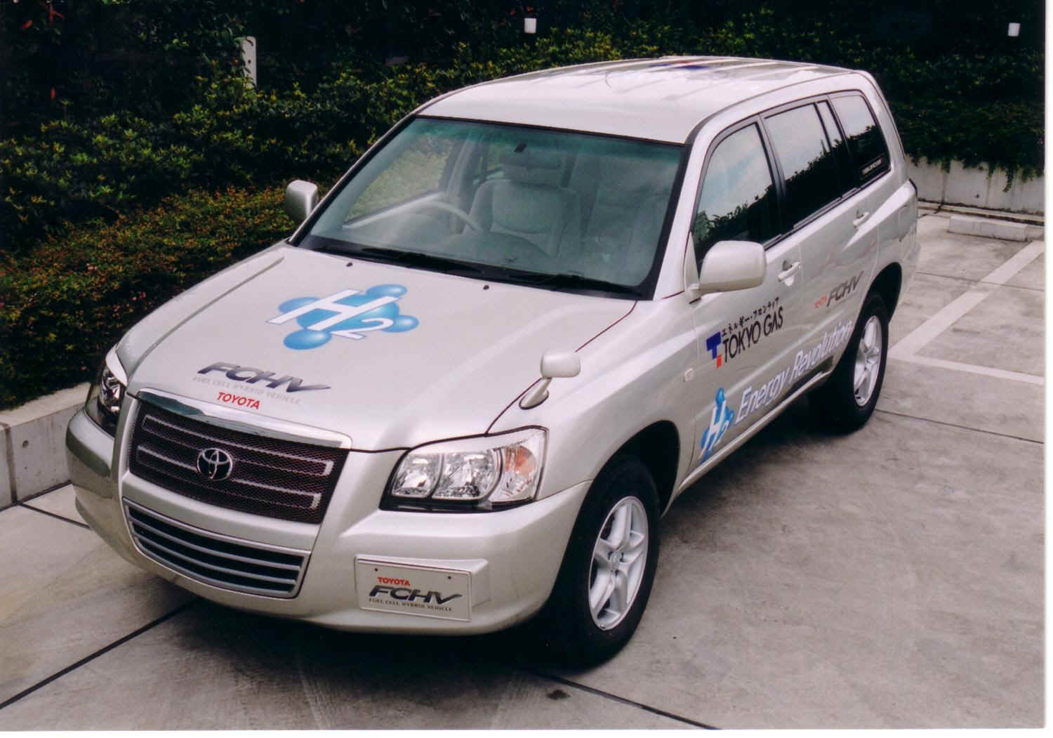 トヨタFCHV。2003年8月22日、東京ガス株式会社が導入した。