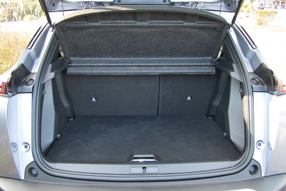 SUV 2008アリュールのトランク。ハッチバックの208と見比べて検討する来店者も多いという。