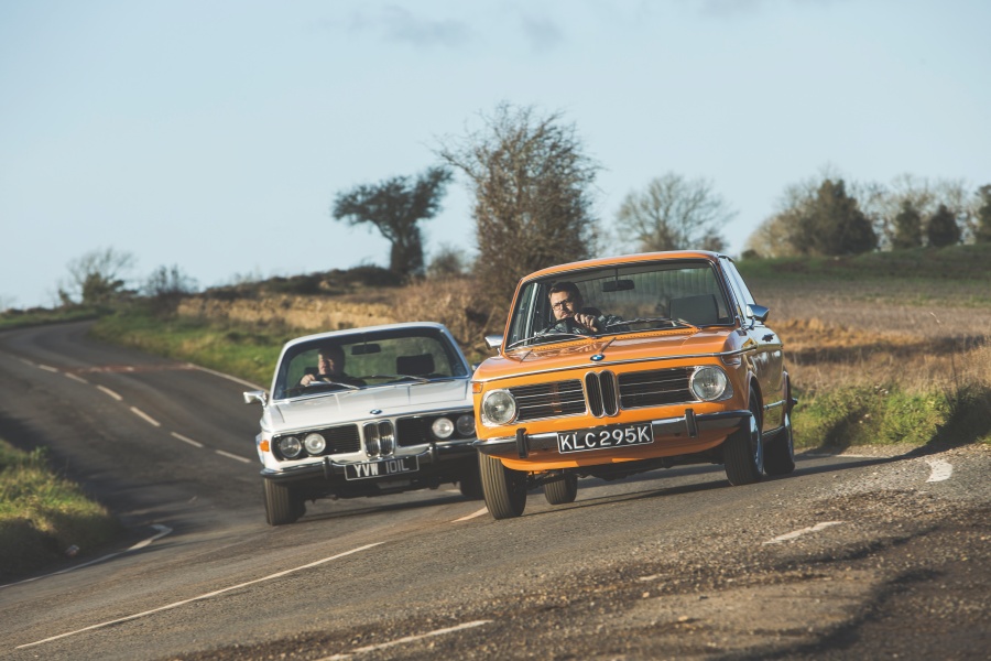 白のBMW 3.0 CSLとオレンジのBMW 2002