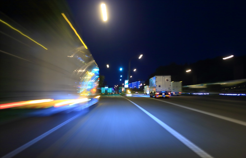 トラックが行きかう日本の高速道路