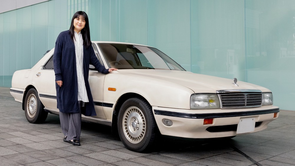 伊藤かずえ氏と日産シーマ。