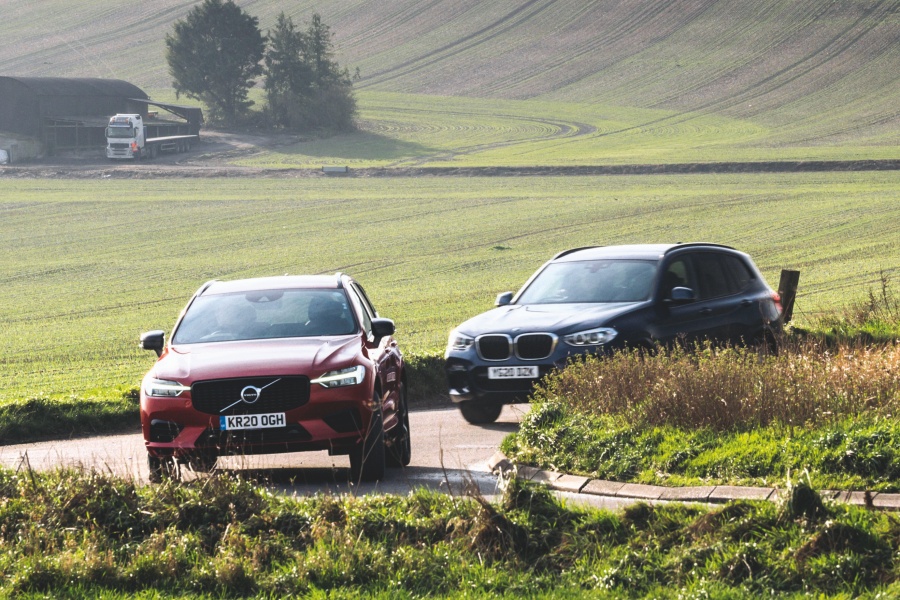 赤のボルボXC60 T6 リチャージと、青のBMW X3 xドライブ30e